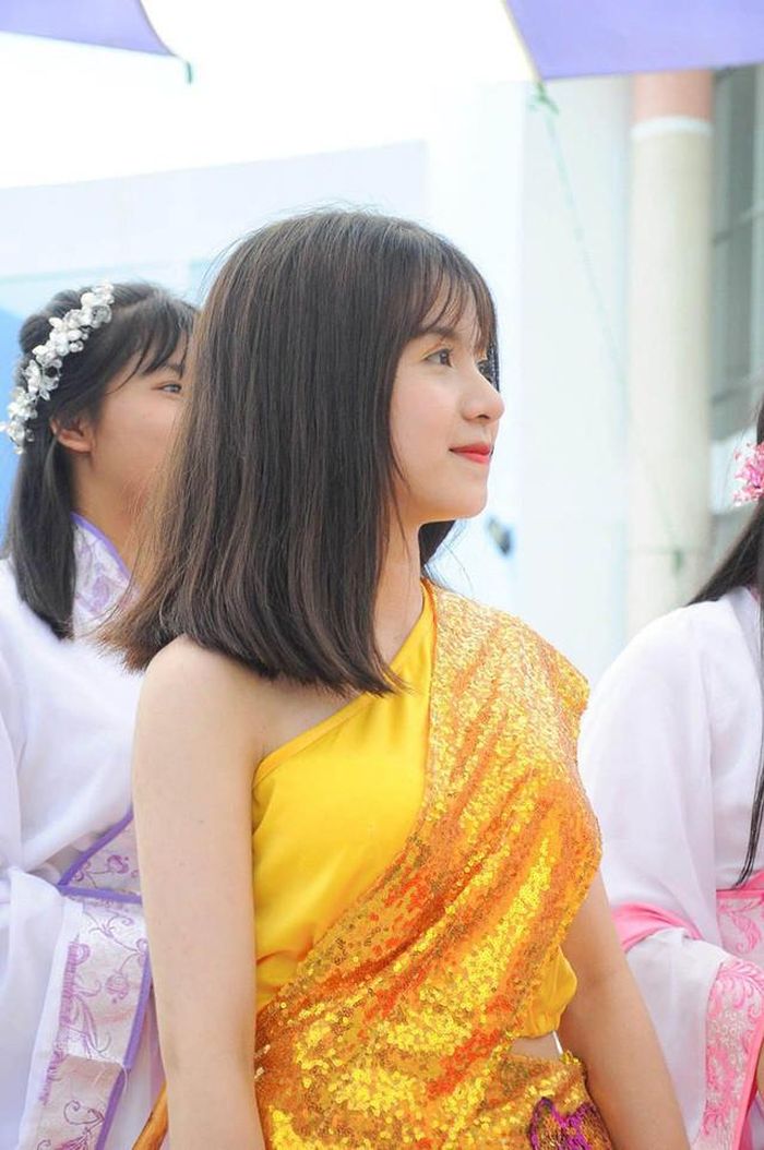 Lê Thị Kim Ngân từng gây “sốt” mạng trong trang phục Campuchia. Cô nàng cũng thu hút sự chú ý của mọi người kể từ đó.