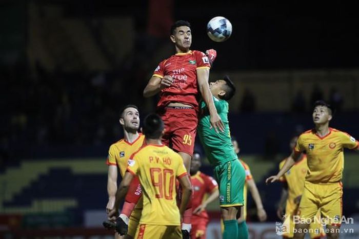 Gustavo Santos (số 95) chưa đáp ứng được sự kỳ vọng của giới chuyên môn và người hâm mộ bóng đá xứ Nghệ. Ảnh tư liệu: Phan Tùng