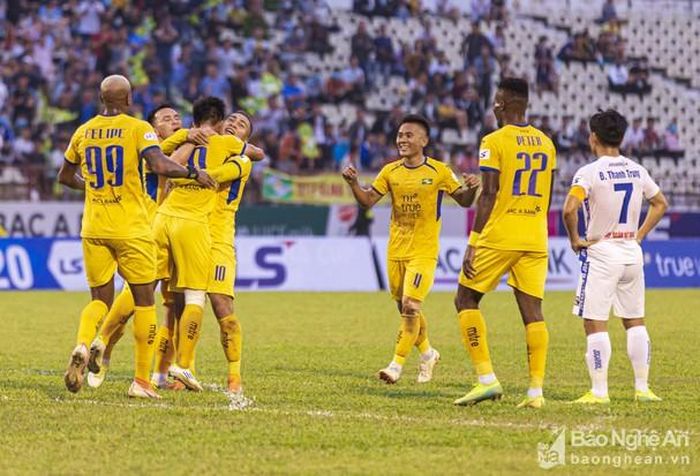 Rất có thể mùa giải sau Felipe Martins (số 99) và Peter Onyekachi (số 22) sẽ lại được sát cánh cùng nhau trong màu áo SLNA. Ảnh: Xuân Thủy
