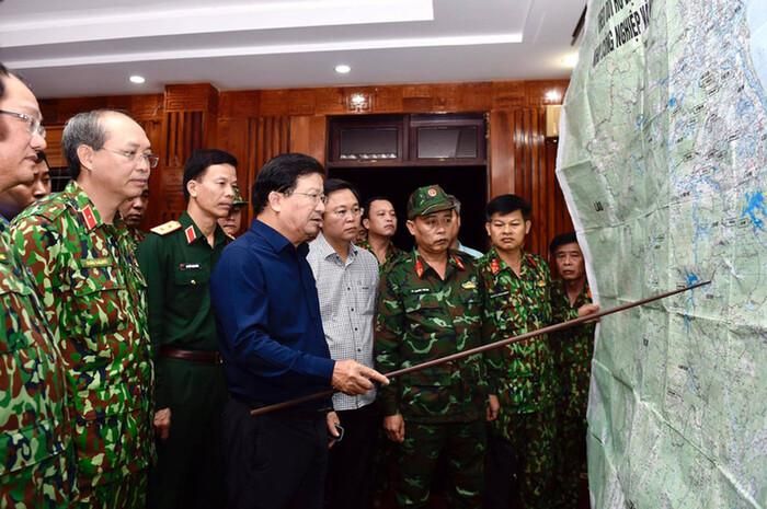 Phó Thủ tướng Trịnh Đình Dũng tổ chức cuộc họp khẩn cấp ngay trong đêm để tìm kiếm phương án cứu hộ, cứu nạn vụ sạt lở ở Quảng Nam. Ảnh Người Lao Động