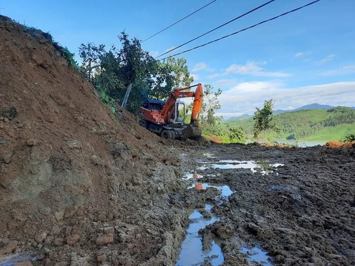 Xe cơ giới xử lý các điểm sạt lở tìm lối vào hiện trường. Ảnh: Báo Quảng Nam.