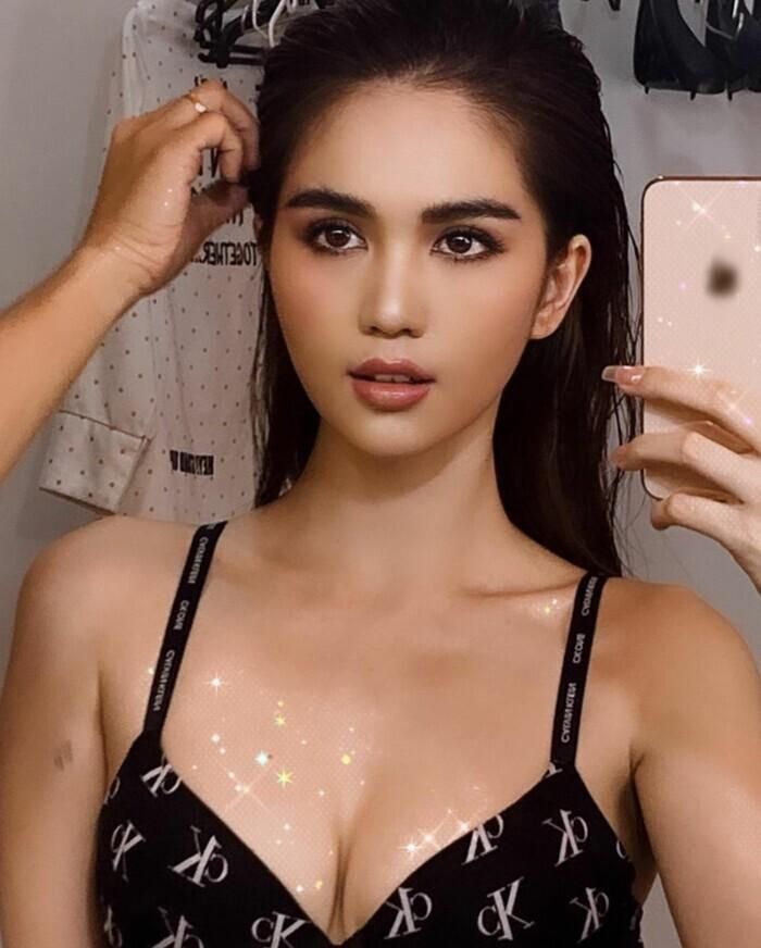 Biết rõ lợi thế hình thể của mình nên Ngọc Trinh thường xuyên lựa chọn những bộ cánh xẻ sâu.