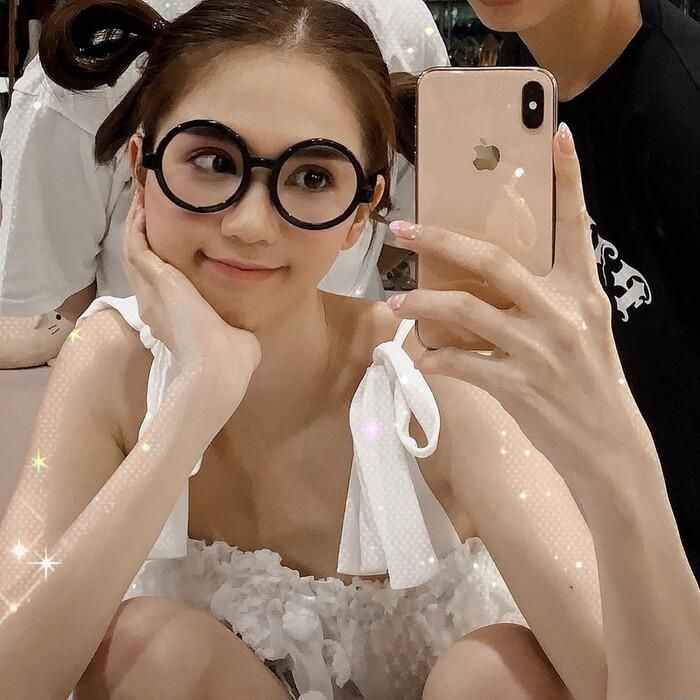 Gương mặt "non choẹt" búng ra sữa, khác hẳn vẻ đằm thắm của cô trong những bộ ảnh khoe body đầy quyến rũ trước đó khiến ai nhìn cũng yêu