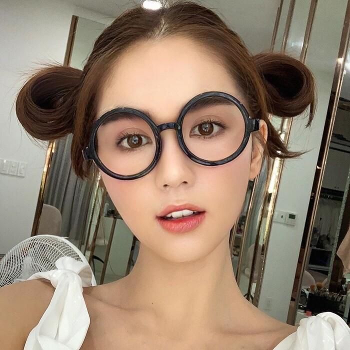 Có thể thấy tạo hình trẻ trung và ngọt ngào thế này của Ngọc Trinh càng làm nổi bật khả năng "lão hóa ngược" của cô nàng