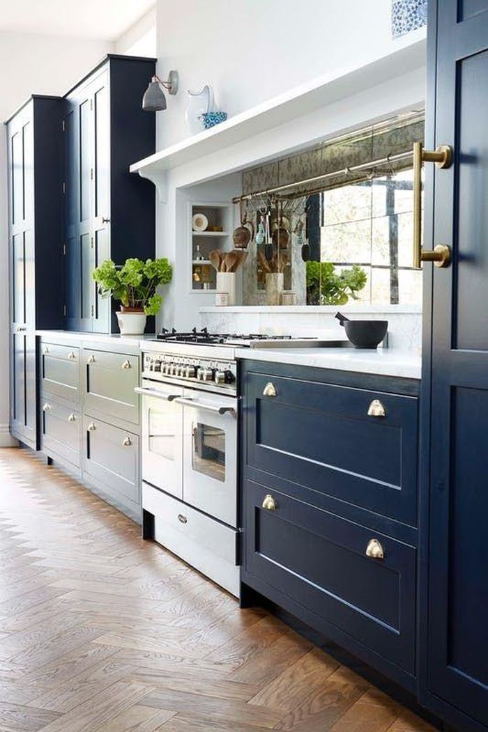 Sử dụng gương thay cho gạch ốp tường. Ảnh: Apartment Therapy