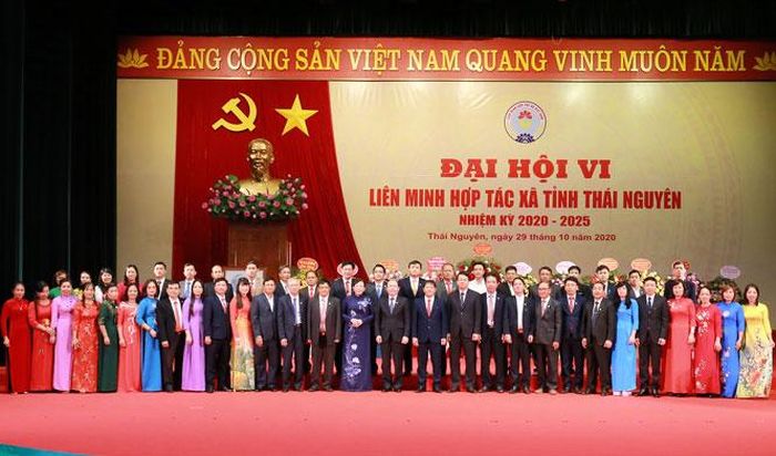  Ban Chấp hành ra mắt Đại hội.