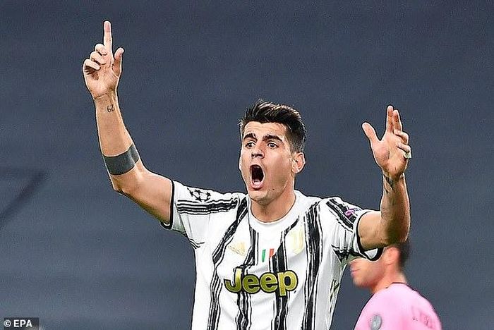Alvaro Morata phản đối quyết định của trọng tài từ chối công nhận bàn thắng cho Juventus.