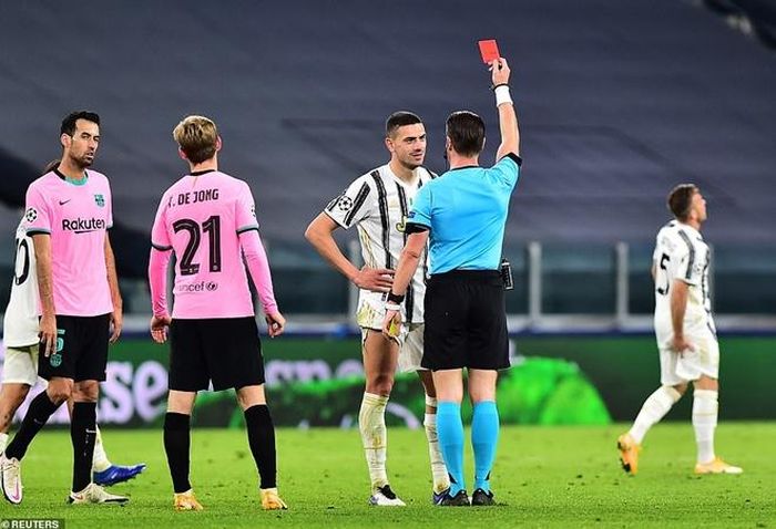 Trong khi đó Barca tiếp tục tăng cường tấn công. Sau khi Sergio Busquets vào sân thì khu trung tuyến hoàn toàn nằm trong tay đội khách. Trong 30 phút cuối, bóng gần như chỉ lăn bên phần sân Juventus. Hàng thủ của lão bà ở cuối trận buộc phải dùng cả các pha phạm lỗi để ngăn chặn Barca. 
