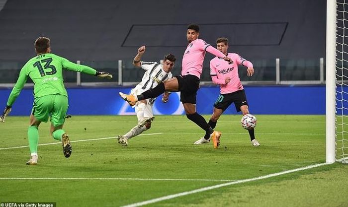 Đội chủ nhà không có được sự phục vụ của Ronaldo do ngôi sao người Bồ vẫn đang trong quá trình điều trị COVID-19. Người "đóng thế" của CR7 là Alvaro Morata tuy nhiên cựu sao Chelsea tỏ ra quá "đen" trong trận này khi anh có 2 lần làm tung lưới Barca song bị trọng tài từ chối bàn thắng.
