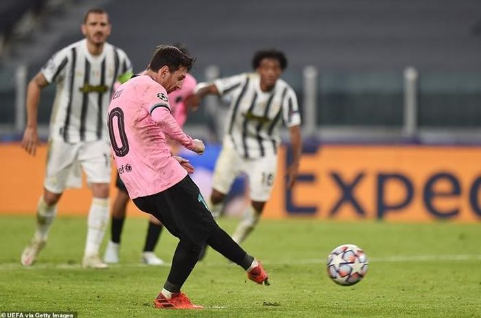 Trong một tình huống như thế Ansu Fati (vào sân trong hiệp 2) bị phạm lỗi trong khu vực 16,5 m. Barca được hưởng phạt đền và Messi là người được lựa chọn đá phạt.