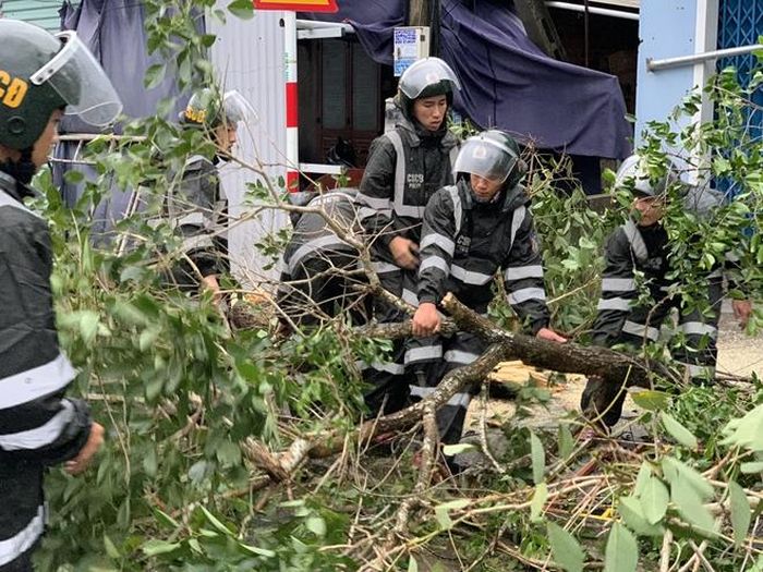  Cán bộ chiến sĩ Trung đoàn CSCĐ Trung bộ giúp người dân ở quận Cẩm Lệ; Liên Chiểu, TP Đà Nẵng thu gom cây xanh gãy đỗ và sửa chữa các ngôi nhà bị tốc mái để nhanh chóng ổn định cuộc sống sau bão số 9 vào ngày 29/10. 