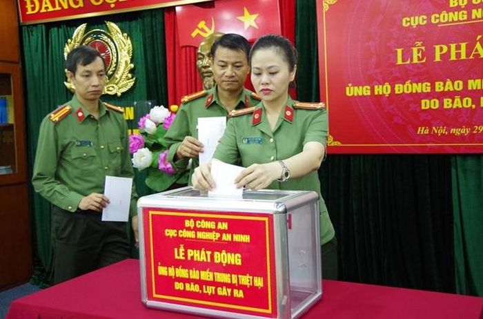 Cán bộ, chiến sĩ của Cục ủng hộ bà con khắc phục mưa lũ với tinh thần “nhường cơm, sẻ áo”.