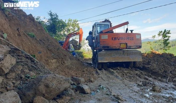 Lực lượng chức năng đang xử lý các điểm sạt lở.
