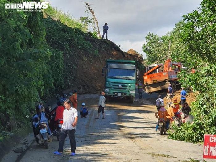 Quãng đường từ xã Trà Tân (huyện Bắc Trà My) lên xã Trà Leng dài gần 20km nhưng có đến 4 - 5 điểm sạt lở.
