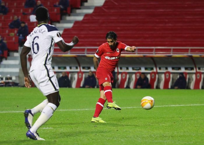  Ben Davies có pha trượt chân vô duyên ở giữa sân. Mbokani cướp bóng, sau đó chuyền cho Lior Refaelov ở vị trí thuận lợi. Ngay lập tức, tiền đạo số 11 sút hết tầm chân, không cho thủ môn Hugo Lloris cơ hội cản phá. Bàn thắng đến với chủ nhà ở ngay cơ hội đầu tiên.