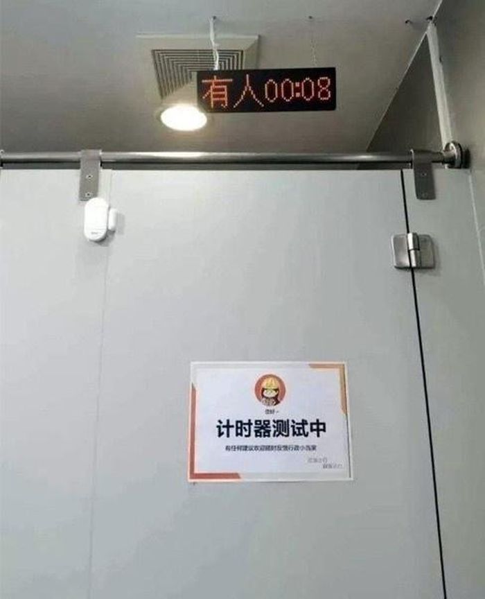 Đồng hồ bấm giờ trong toilet dành cho nhân viên.