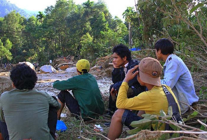 Những ánh mắt ứa lệ, nhìn về phía ngôi làng đã bị san phẳng, ngóng chờ người thân.