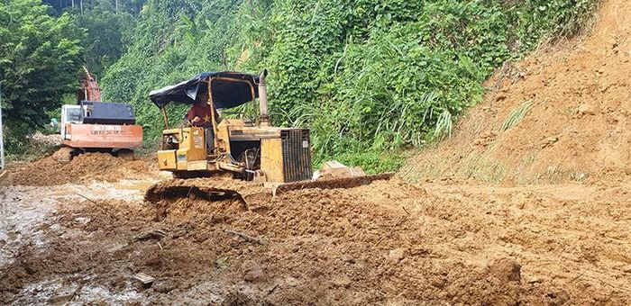 Mọi lực lượng được huy động trong suốt đêm 29/10 để thông đường vào hiện trường vụ sạt lở, khẩn trương tìm kiếm các nạn nhân mất tích còn lại.