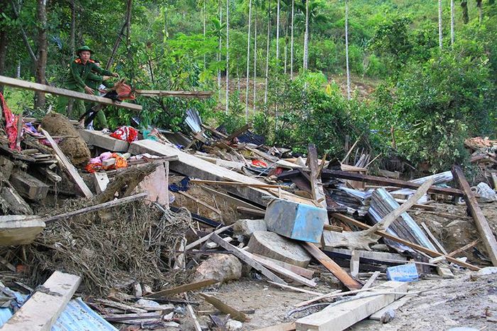 Tất cả 11 hộ dân đã bị đất đá vùi lấp hoàn toàn. 53 người bị vùi lấp. Đã cứu được 33 người, trong đó có 16 người bị thươngđược đưa đi cấp cứu. Tính đến tối 29/10, đã tìm thấy thi thể 6 nạn nhân, 14 nạn nhân chưa tìm thấy.