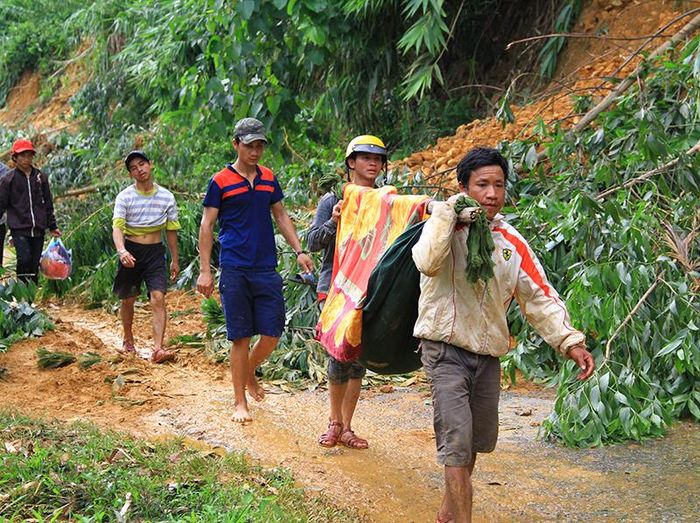 Khiêng các nạn nhân bị thương đi cấp cứu.