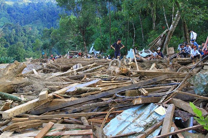 Trong số những nạn nhân chưa được tìm thấy có Bí thư xã Trà Leng, anh Lê Hoàng Việt (37 tuổi). 7 người trong 2 gia đình em bên vợ của anh Việt cũng gặp nạn.