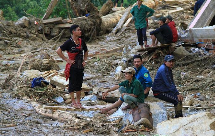 Nhiều người dân Tà Leng bàng hoàng khi người thân, nhà cửa của họ đã nằm dưới lớp bùn đất.
