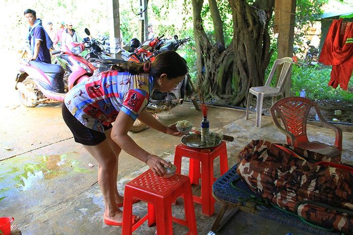Thi thể anh Hồ Viết Mười (38 tuổi, quê Thăng Bình, Quảng Nam) đặt tạm trước sân một nhà dân.
