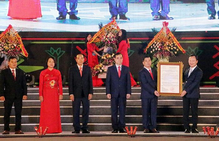 Huyện Tiên Yên vinh dự đón nhận Quyết định của Bộ trưởng Xây dựng công nhận thị trấn Tiên Yên mở rộng đạt tiêu chí đô thị loại IV.