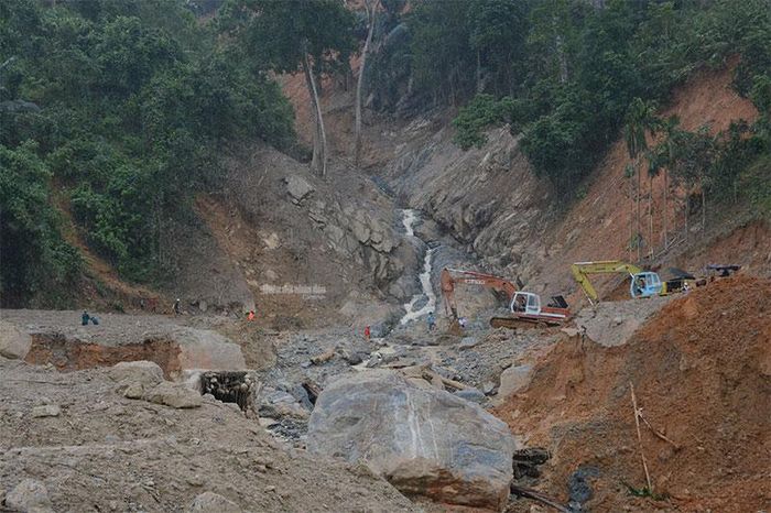Các lực lượng đang tích cực san đường, cố gắng thông tuyến để đưa phương tiện cơ giới vào thực hiện tìm kiếm, cứu nạn.