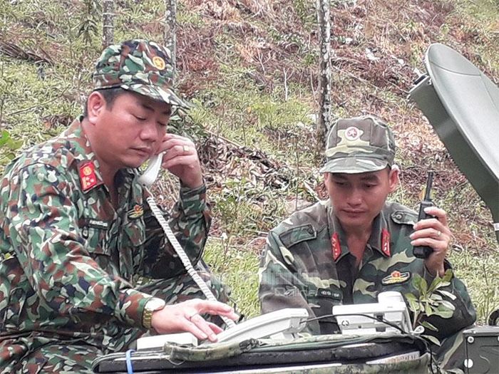 Triển khai hệ thống thông tin liên lạc phục vụ công tác tại hiện trường.