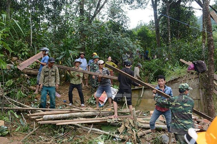 Nhiều người dân địa phương tham gia tìm kiếm tại hiện trường.