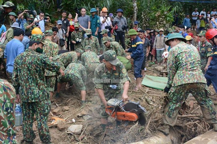 Lữ đoàn Công binh 270 (Quân khu 5) dùng cưa cắt sắt.