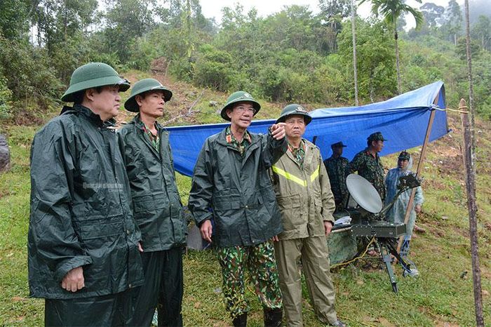 Thiếu tướng Nguyễn Đình Tiến (thứ 2 từ phải qua), Phó tư lệnh Quân khu 5 kiểm tra, chỉ huy các lực lượng tìm kiếm, cứu hộ, cứu nạn.