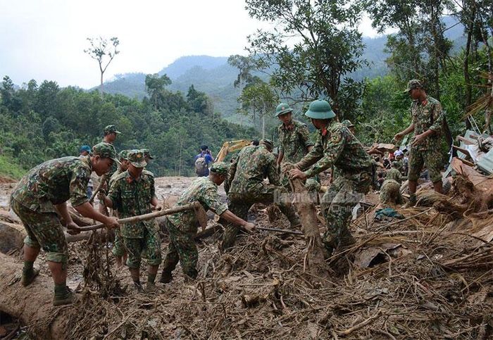 Cán bộ, chiến sĩ các đơn vị thuộc Quân khu 5 đang tích cực tìm kiếm các nạn nhân.