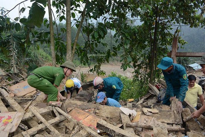 Lực lượng dân quân, công an cũng đang nỗ lực tìm kiếm, thu dọn hiện trường.