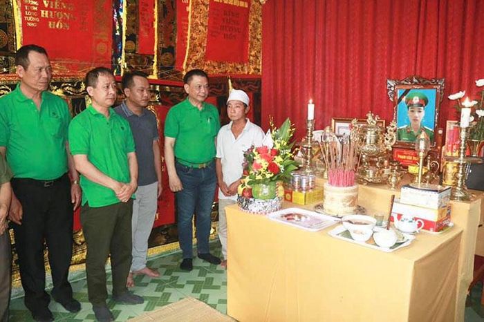  Đại diện Tập đoàn Mai Linh tới thăm và tặng 20 triệu đồng hỗ trợ gia đình liệt sĩ Phạm Văn Thái (chiến sĩ Đoàn Kinh tế-Quốc phòng 337 hy sinh trong vụ sạt lở núi ở Hướng Hóa, Quảng Trị).