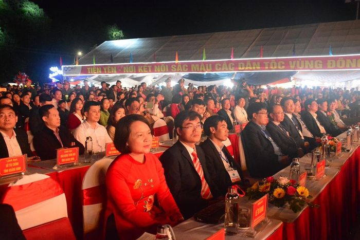  Đông đảo quan khách và người dân đến tham dự.