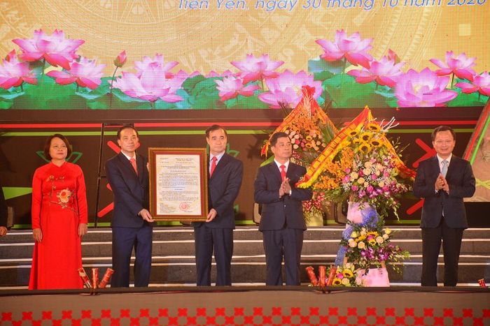  Trao quyết định công nhận Thị trấn Tiên Yên là đô thị loại IV.