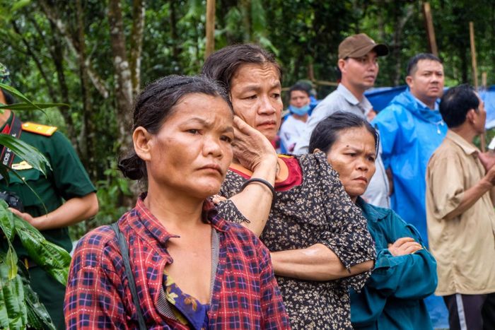 Những ánh mắt vô hồn của người thân nạn nhân bị mất tích. 
