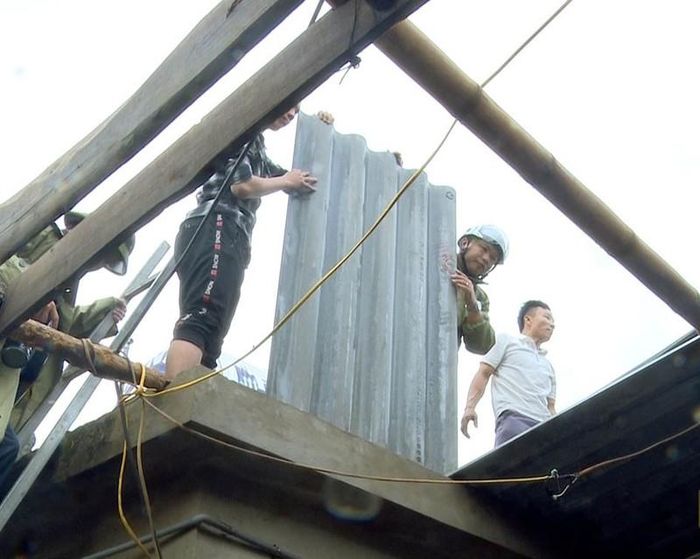  Người dân thôn Song Giang, xã Đan Trường giúp sửa chữa nhưng hộ bị lốc làm lốc mái