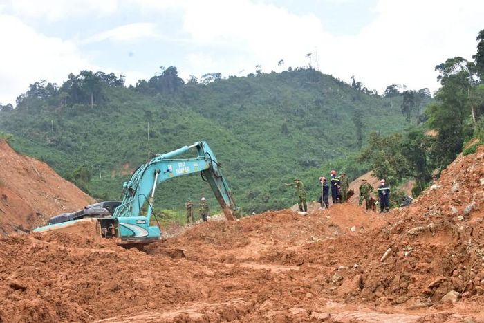 Khối lượng đất đá sạt lở quá lớn khiến công tác tìm kiếm người mất tích ở Thủy điện Raà Trăng 3 gặp nhiều khó khăn.