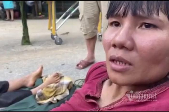 Chị Hồ Thị Diệu bị thương nặng đang nằm băng ca.