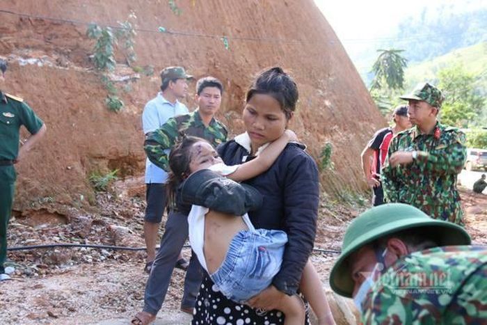 Chị Hồ Thị Hà ôm đứa con sống sót sau vụ sạt lở.