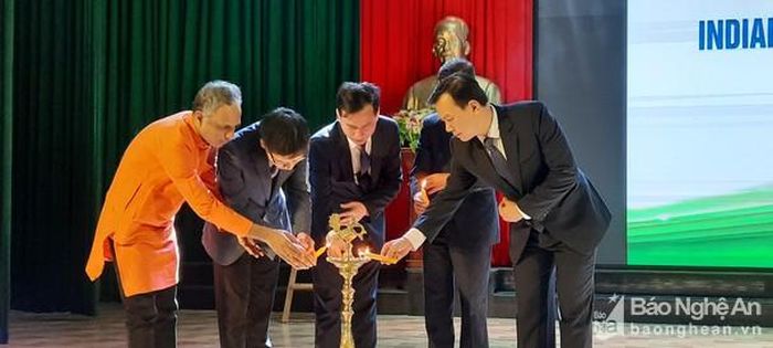 Các đại biểu thực hiện lễ thắp nến theo văn hóa Ấn Độ. Ảnh: Đ.C