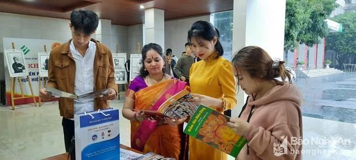 Học sinh, sinh viên của Trường Đại học Vinh được giới thiệu tìm hiểu về văn hóa Ấn Độ qua những cuốn sách. Ảnh: Đ.C