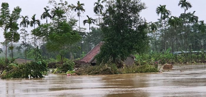 Nước lũ tàn phá nặng nề xã Thanh Mỹ khiến người dân ở đây rất lo lắng. Ảnh: Phạm Bằng