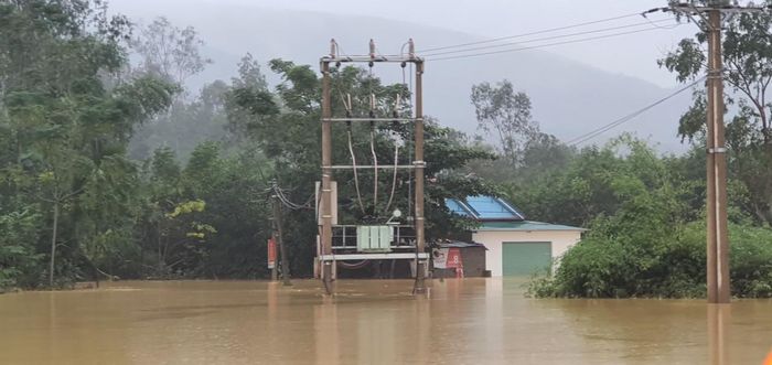 Trong đêm 29/10, huyện Thanh Chương đã sơ tán hàng trăm hộ dân xã Thanh Mỹ khỏi khu vực nguy hiểm. Ảnh: Phạm Bằng