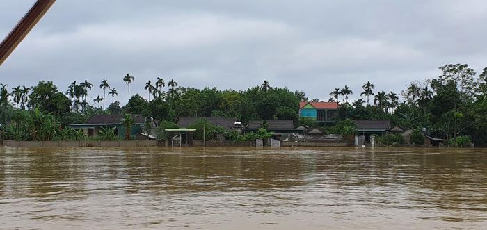 Hiện nay, nước lũ đang dừng lại. Tuy nhiên, người dân đang lo lắng nếu trời mưa tiếp, các thủy điện trên thượng nguồn xả lũ thì tình trạng ngập lũ sẽ càng nghiêm trọng. Ảnh: Phạm Bằng