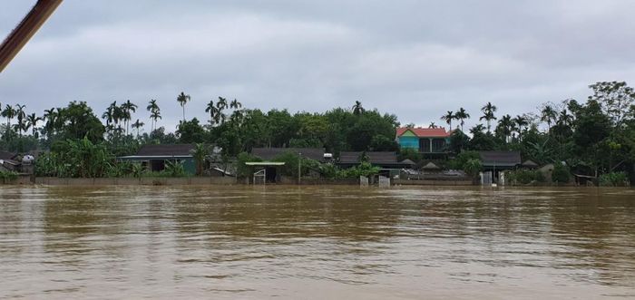 Chiều 30/10, đoàn công tác do đồng chí Nguyễn Đức Trung - Phó Bí thư Tỉnh ủy, Chủ tịch UBND tỉnh dẫn đầu đã vào thị sát vùng lũ xã Thanh Mỹ. Ảnh: Phạm Bằng.