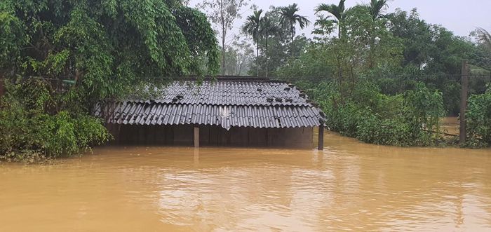 Toàn bộ tài sản, của cải của nhiều hộ dân ngâm chìm trong nước lũ. Ảnh: Phạm Bằng
